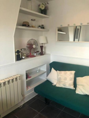 STUDIO CŒUR VIEUX PARIS. Pied du métro.Tout équipé